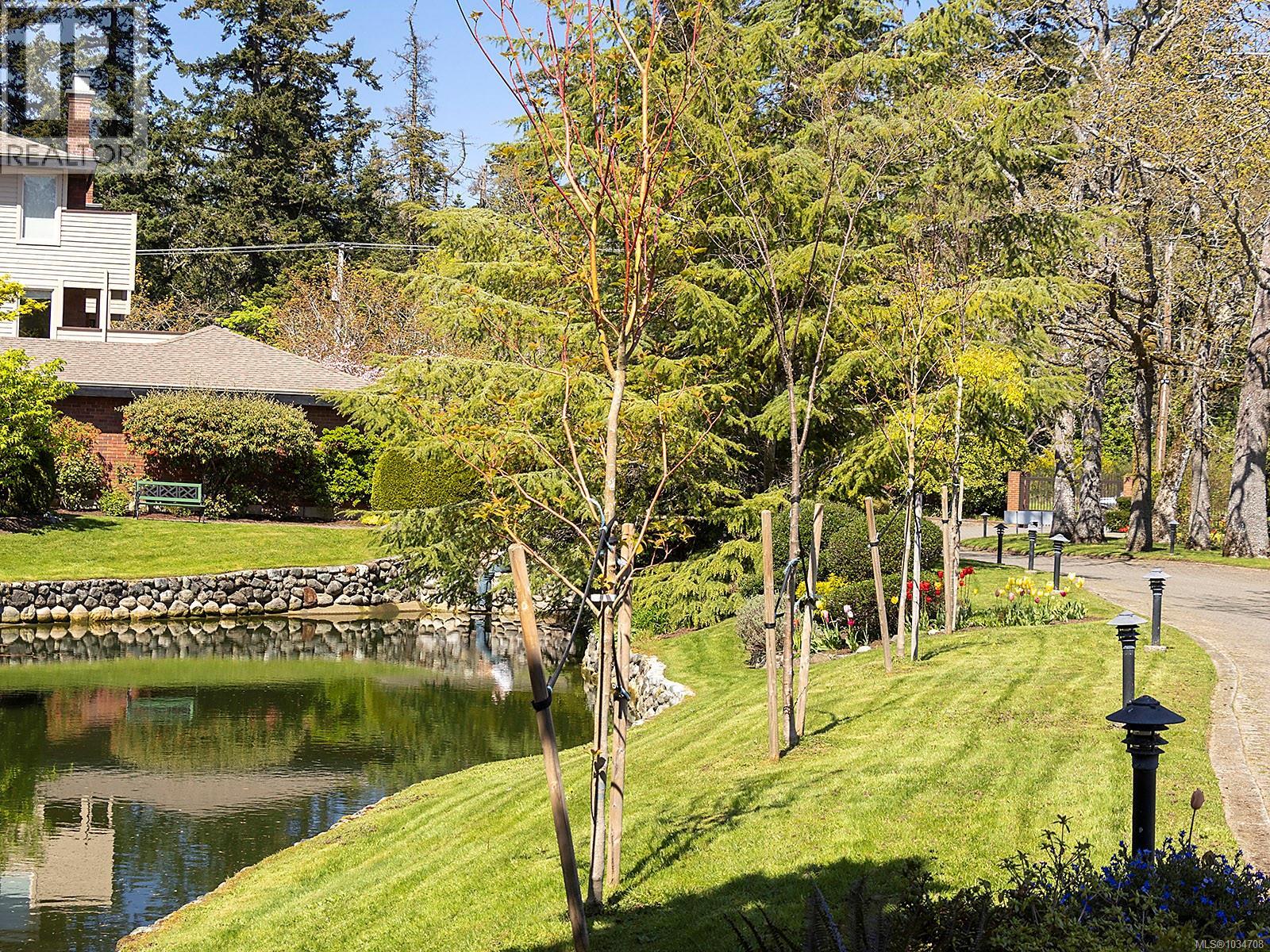 137 2345 Cedar Hill Cross Road, Oak Bay