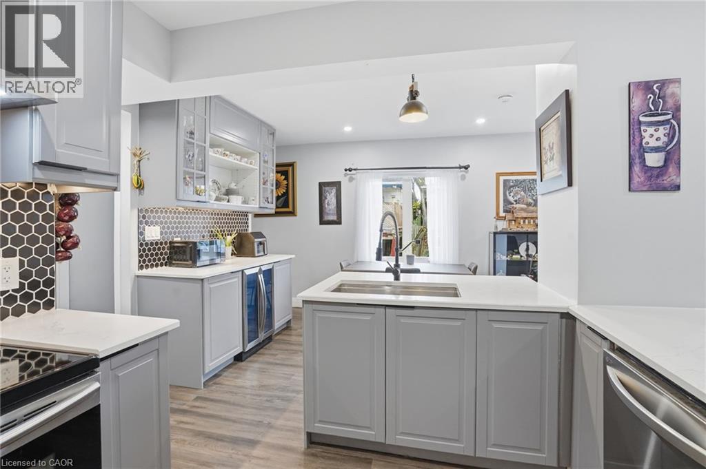 4 MANNING Street - 4