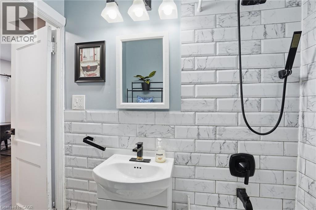 4 MANNING Street, St. Catharines, Ontario, L2R1H9 — Photo 11