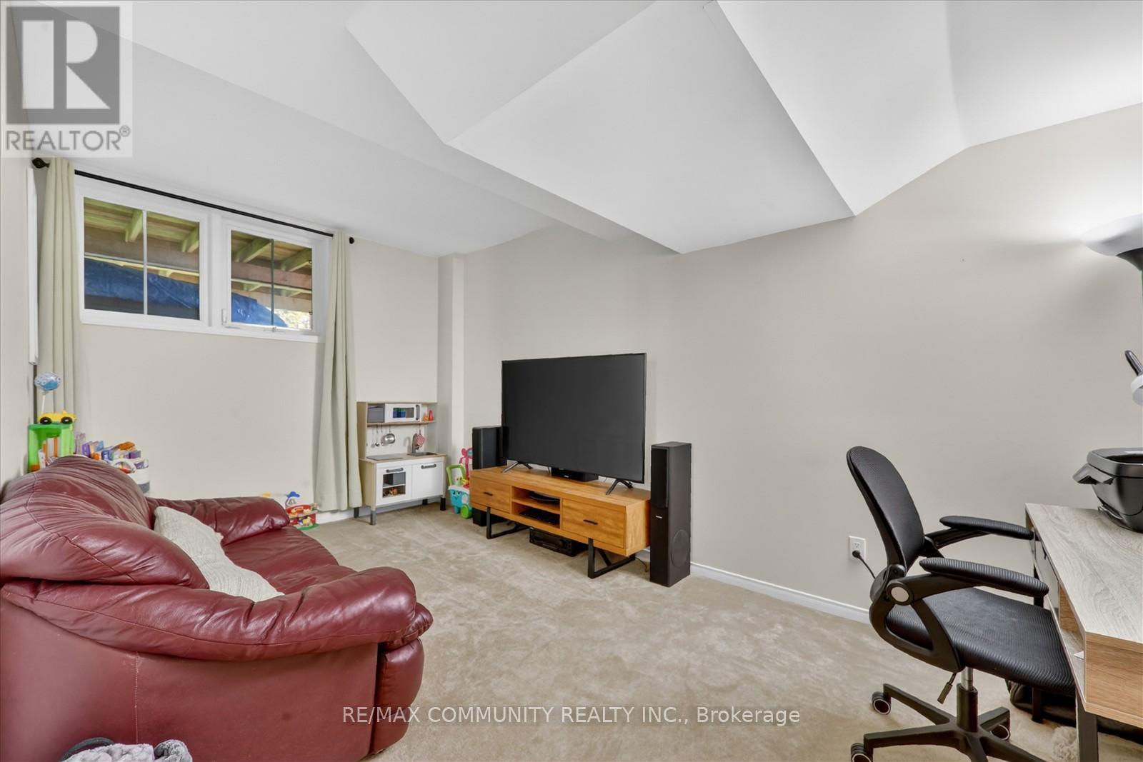 25 LOUGHLIN HILL CRESCENT E - 27