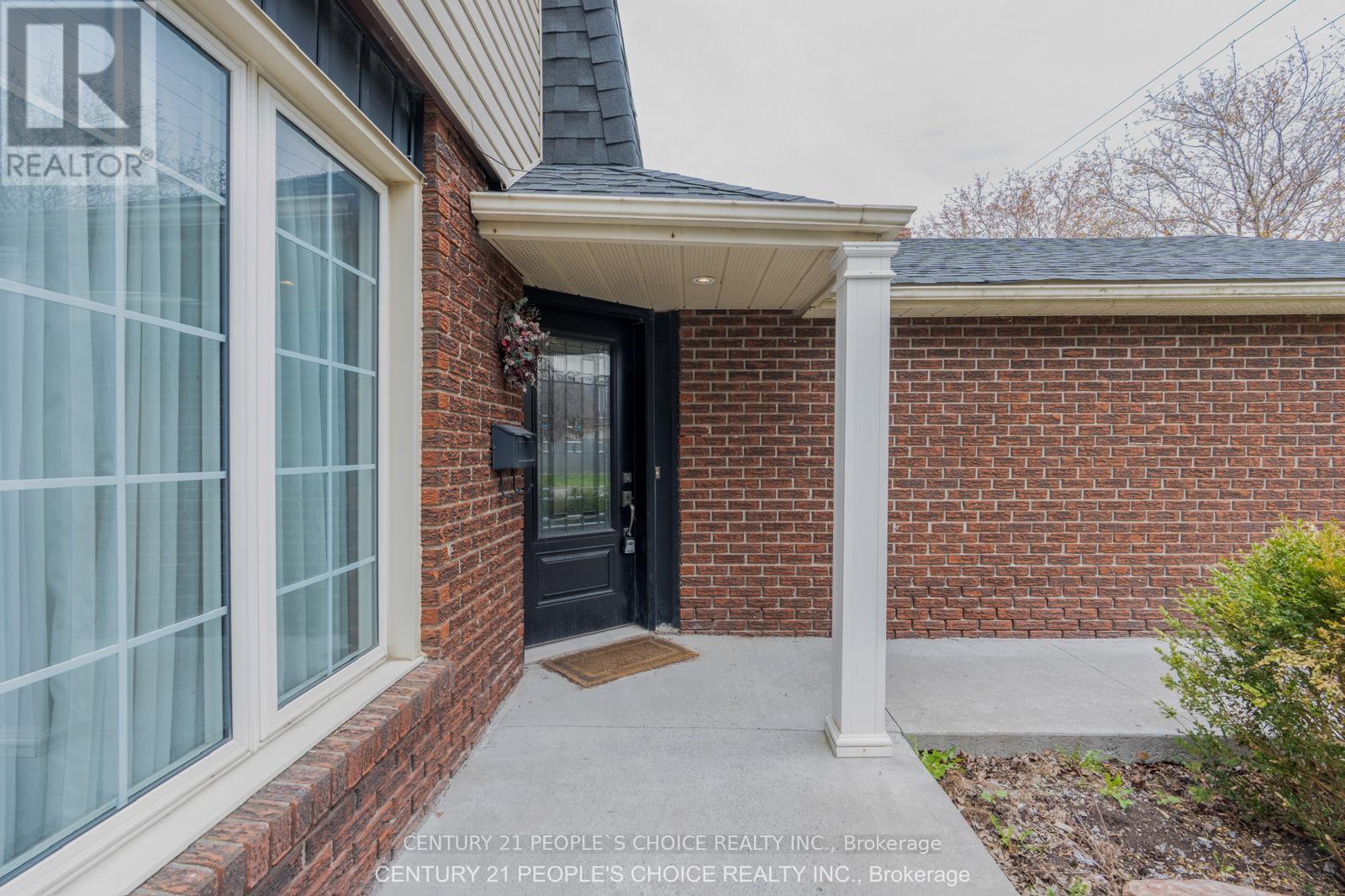 218 ANGELINE STREET N - 3