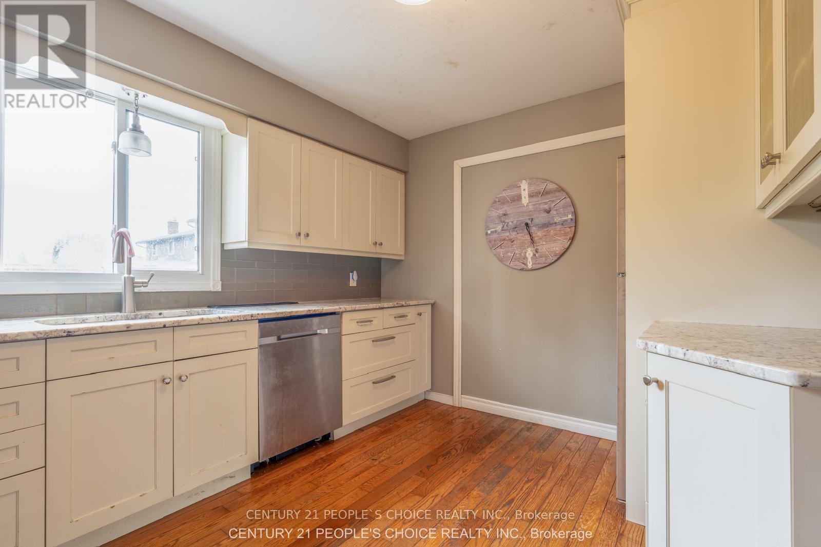 218 ANGELINE STREET N - 6