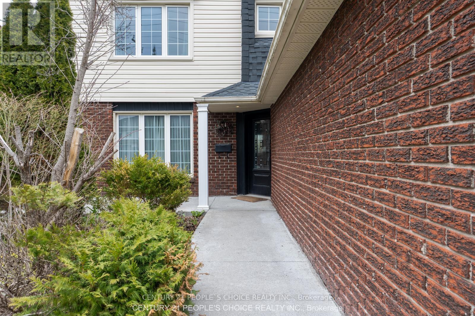 218 ANGELINE STREET N - 4