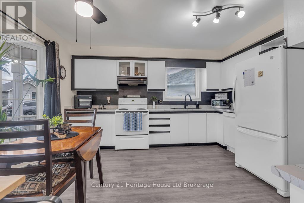 5 DEREHAM DRIVE - 5