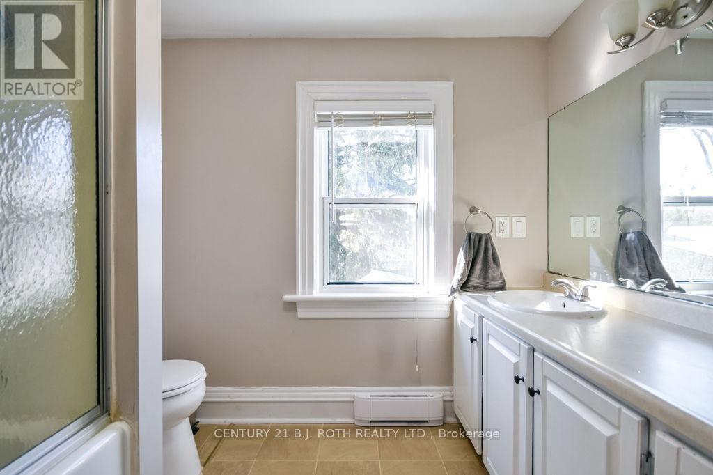 174 BARRIE ROAD - 34