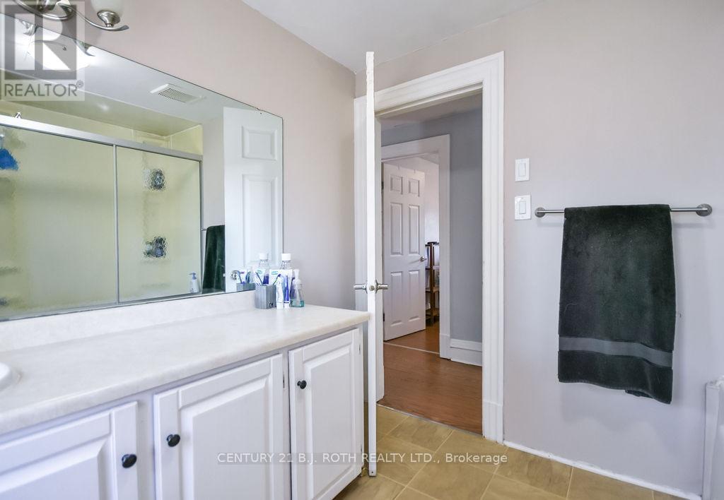 174 BARRIE ROAD - 37