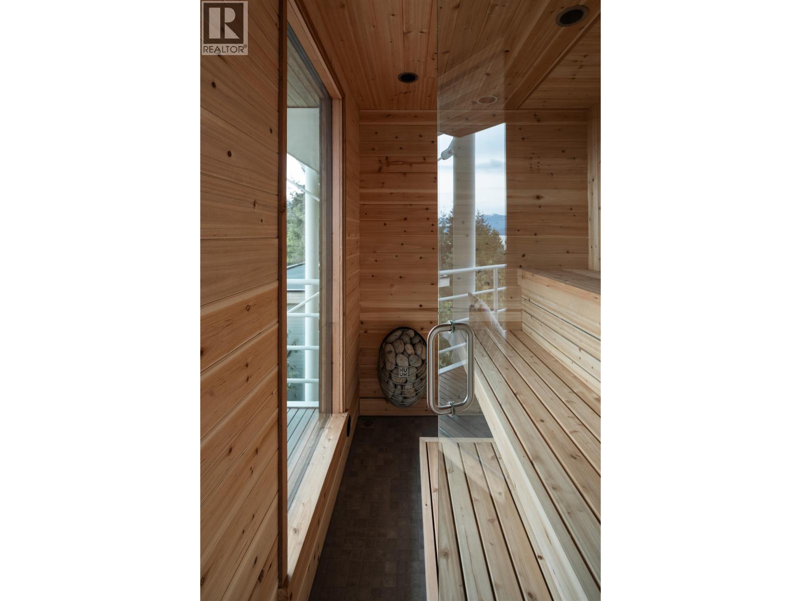 90 ISLEVIEW PLACE, West Vancouver