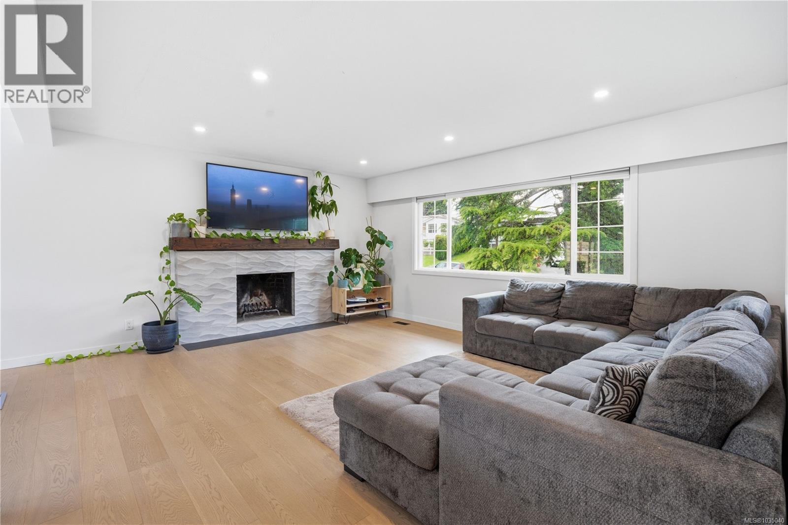 4261 Carey Rd - 3