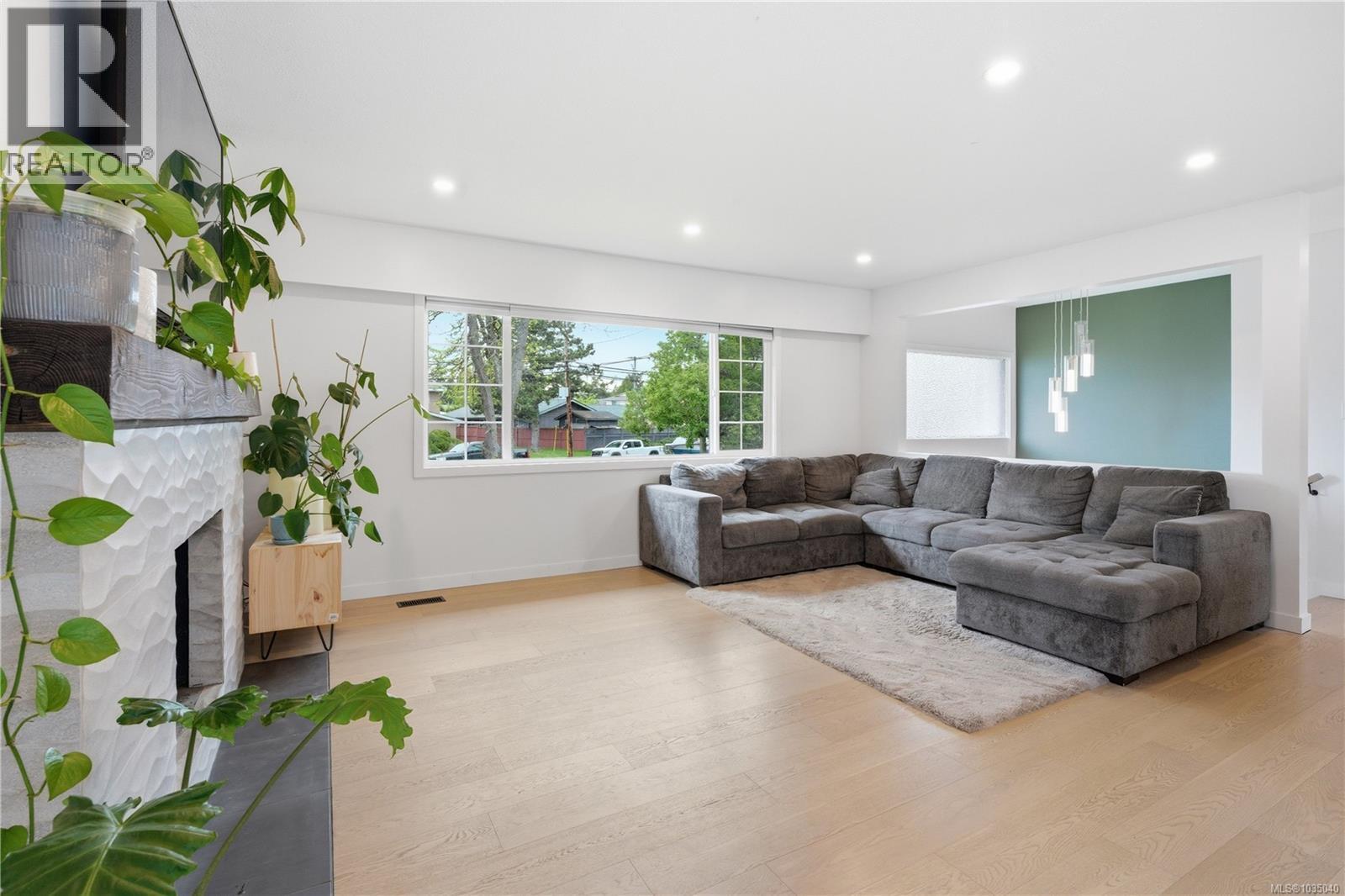 4261 Carey Rd - 4