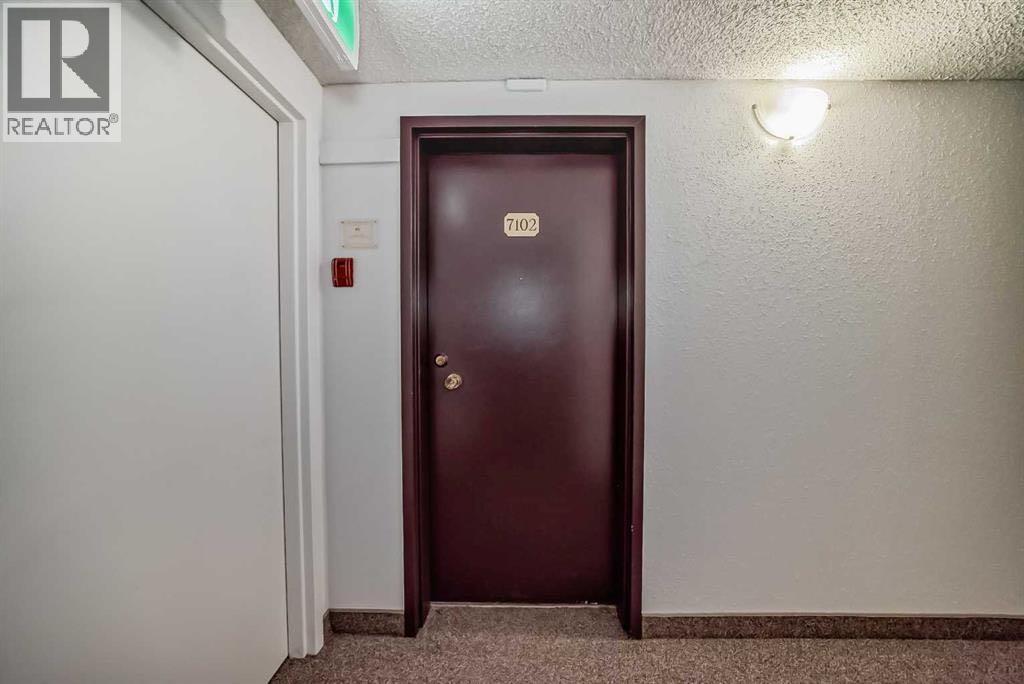 #7102 315 Southampton Drive SW - 32