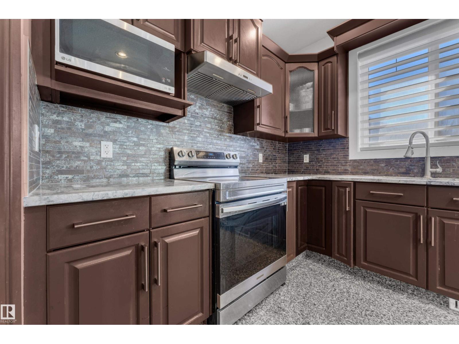10915 175 AV NW - 24