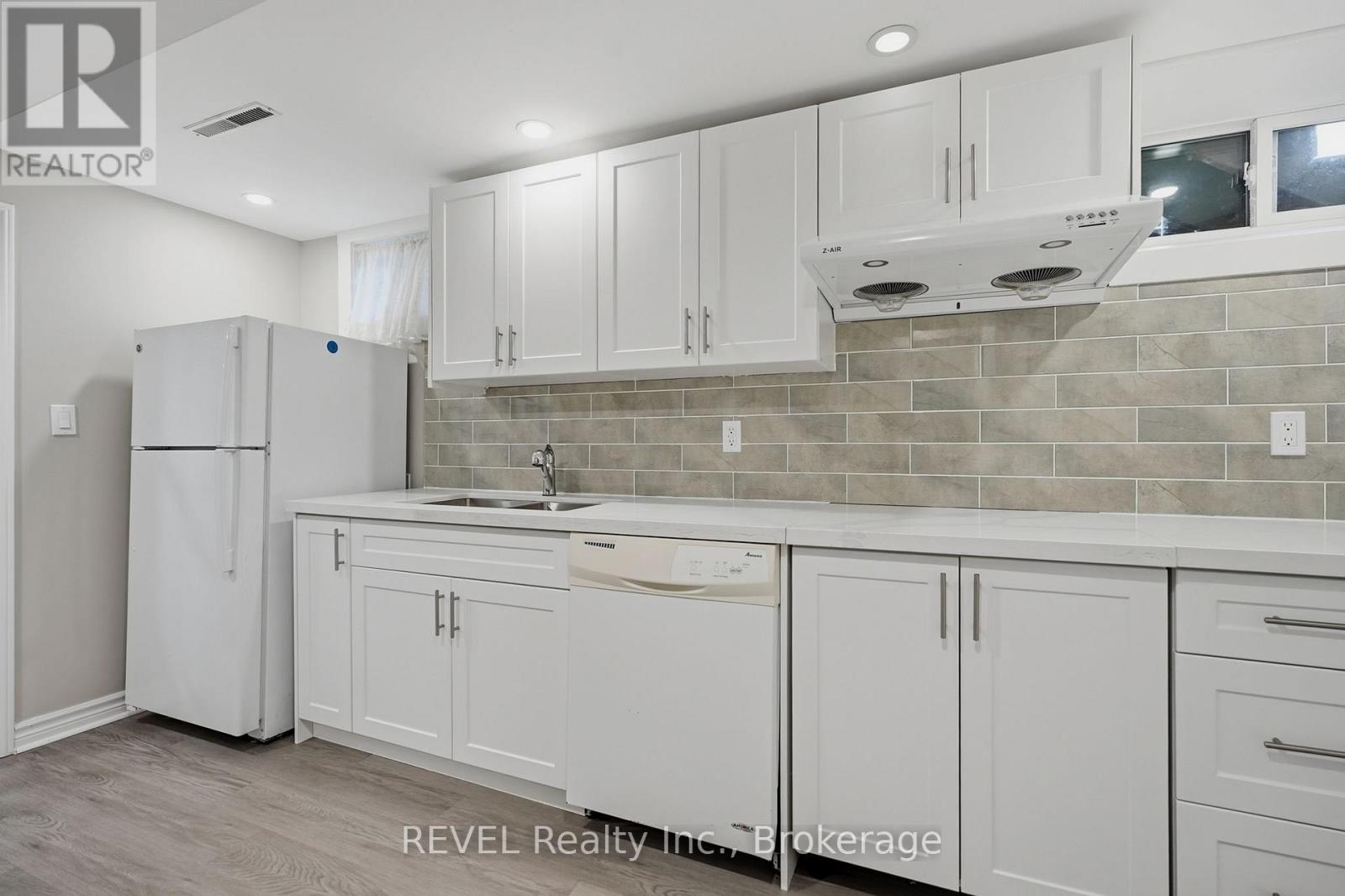 8 FERNWOOD TERRACE - 32
