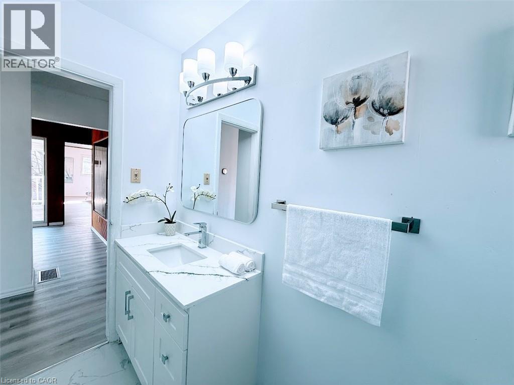 374 VICTORIA Road N - 36