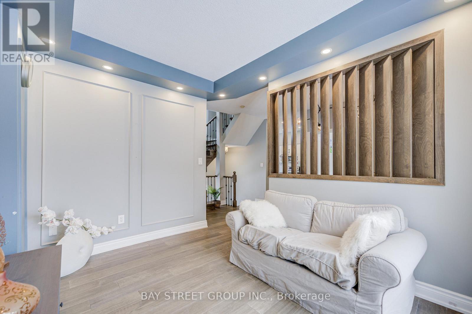 52 LEITCHCROFT CRESCENT - 17