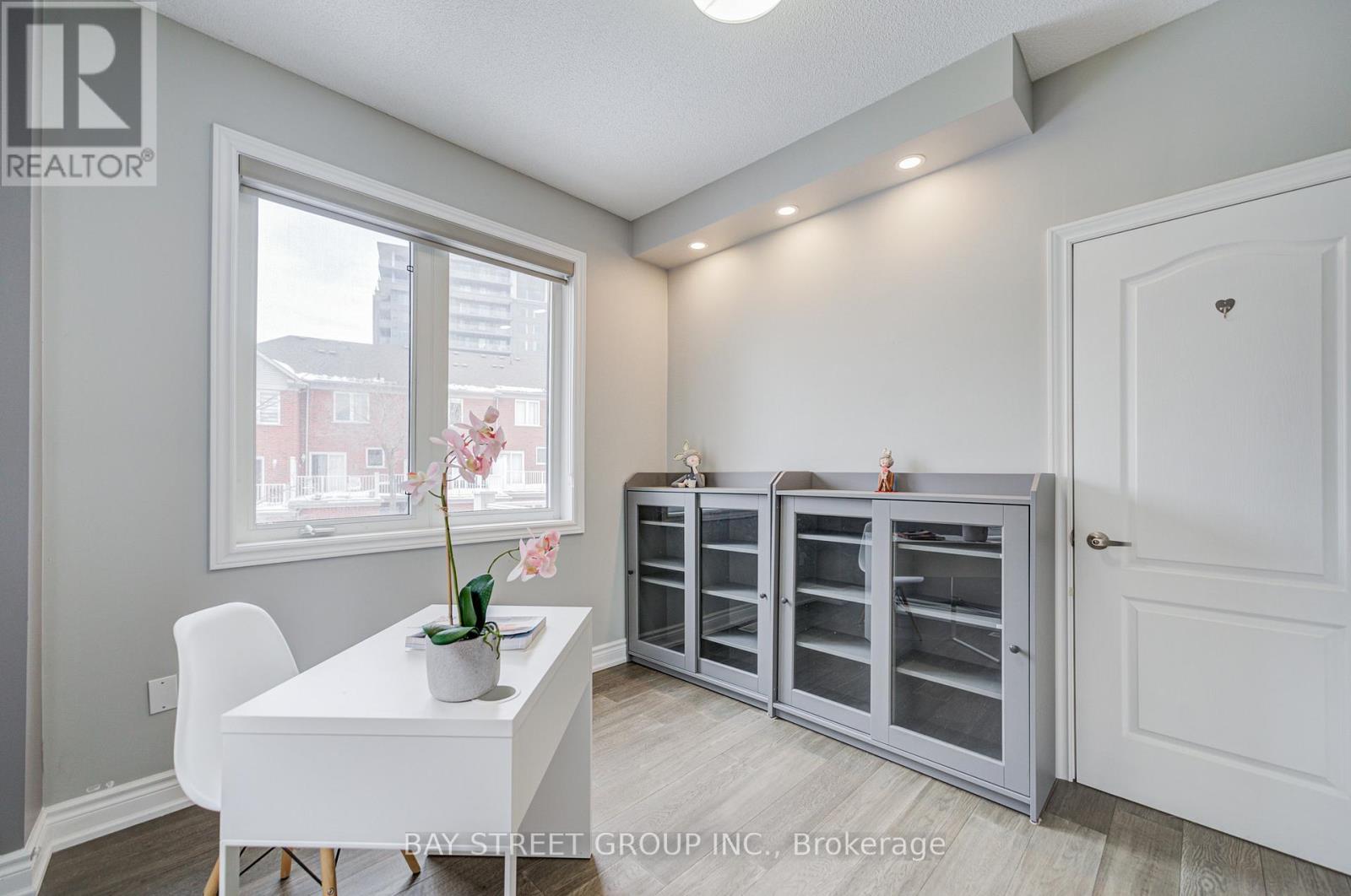 52 LEITCHCROFT CRESCENT - 25