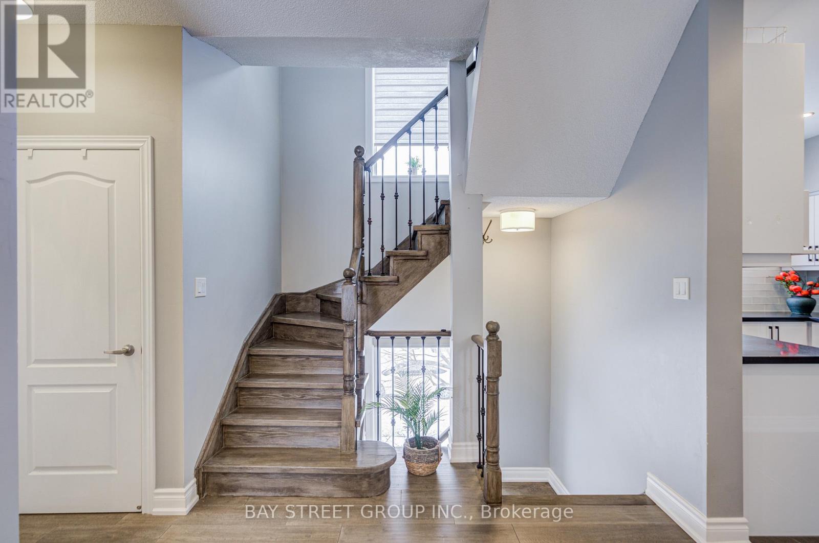 52 LEITCHCROFT CRESCENT - 9