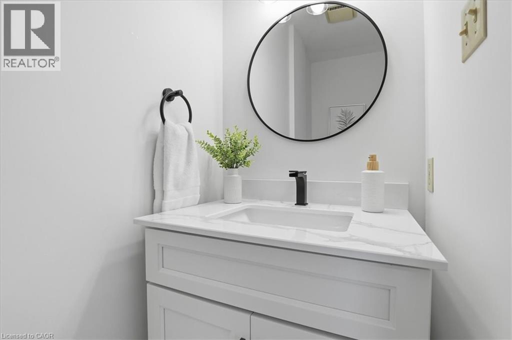 26 ROBERTSON Crescent, Kitchener, Ontario, N2R1E3 — Photo 4