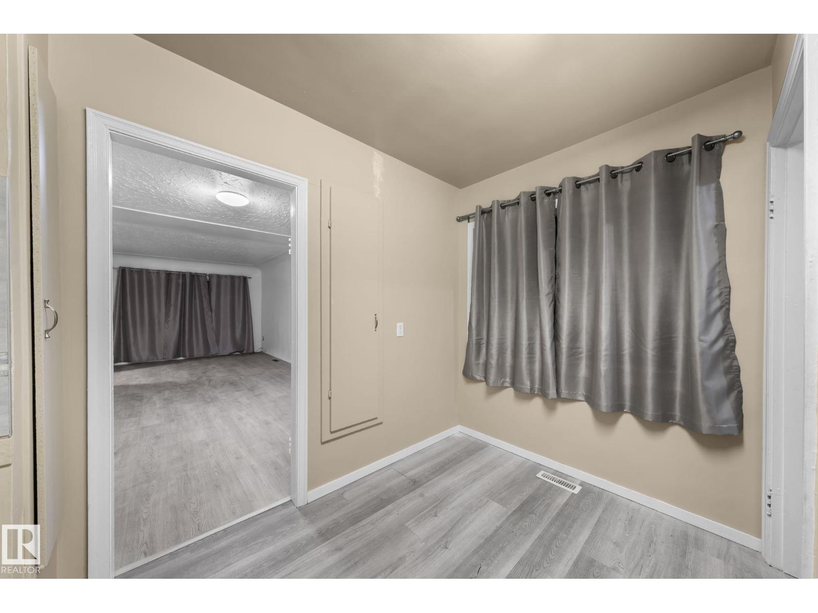 11414 85 ST NW - 10