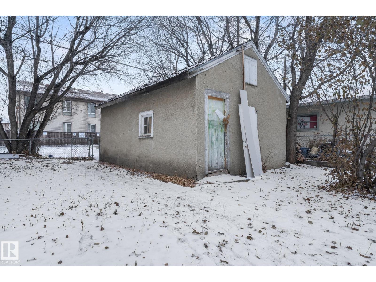 11414 85 ST NW - 4
