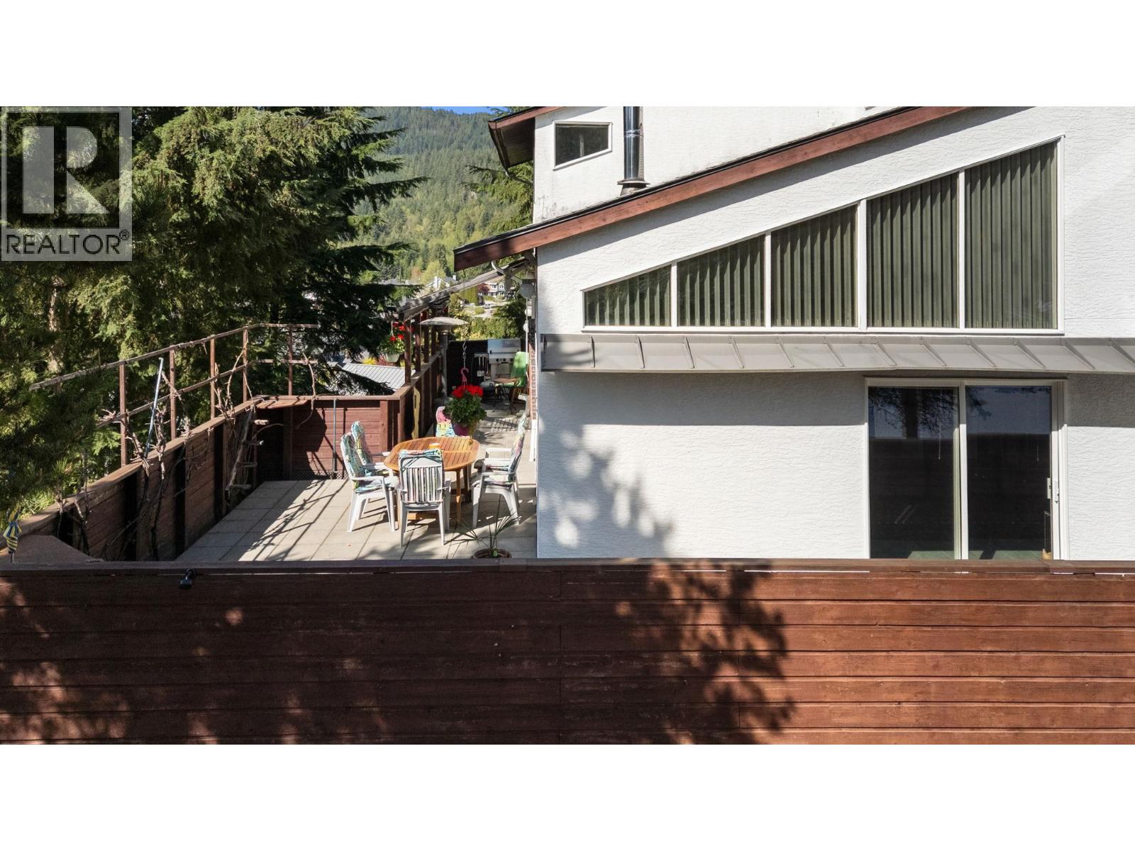 2301 GREENWOOD WAY — photo 2