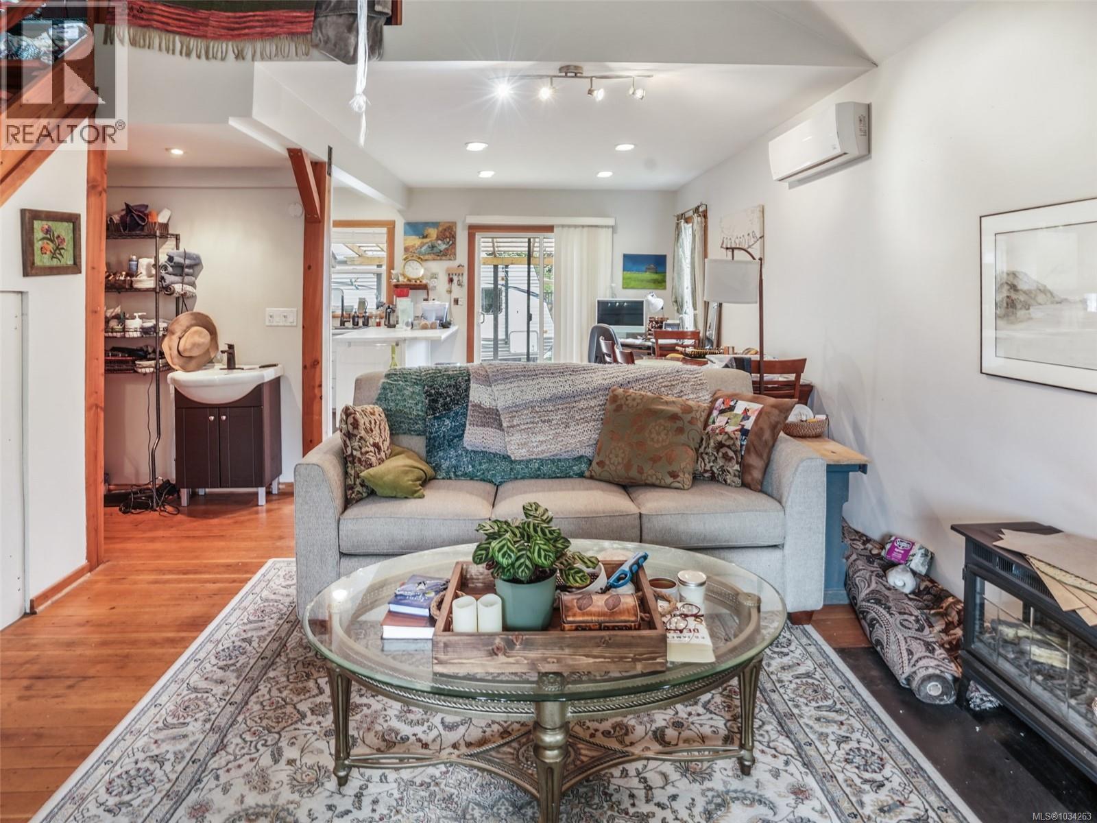 6829 First St - 4
