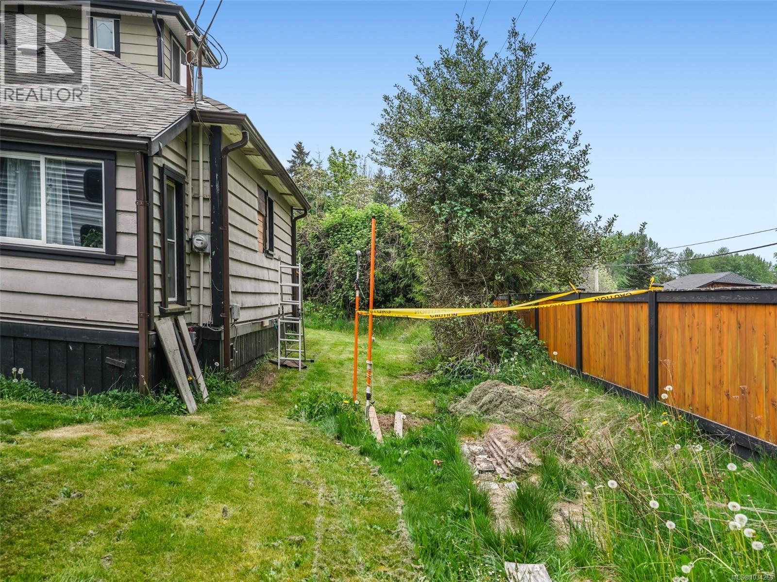 6829 First St - 14