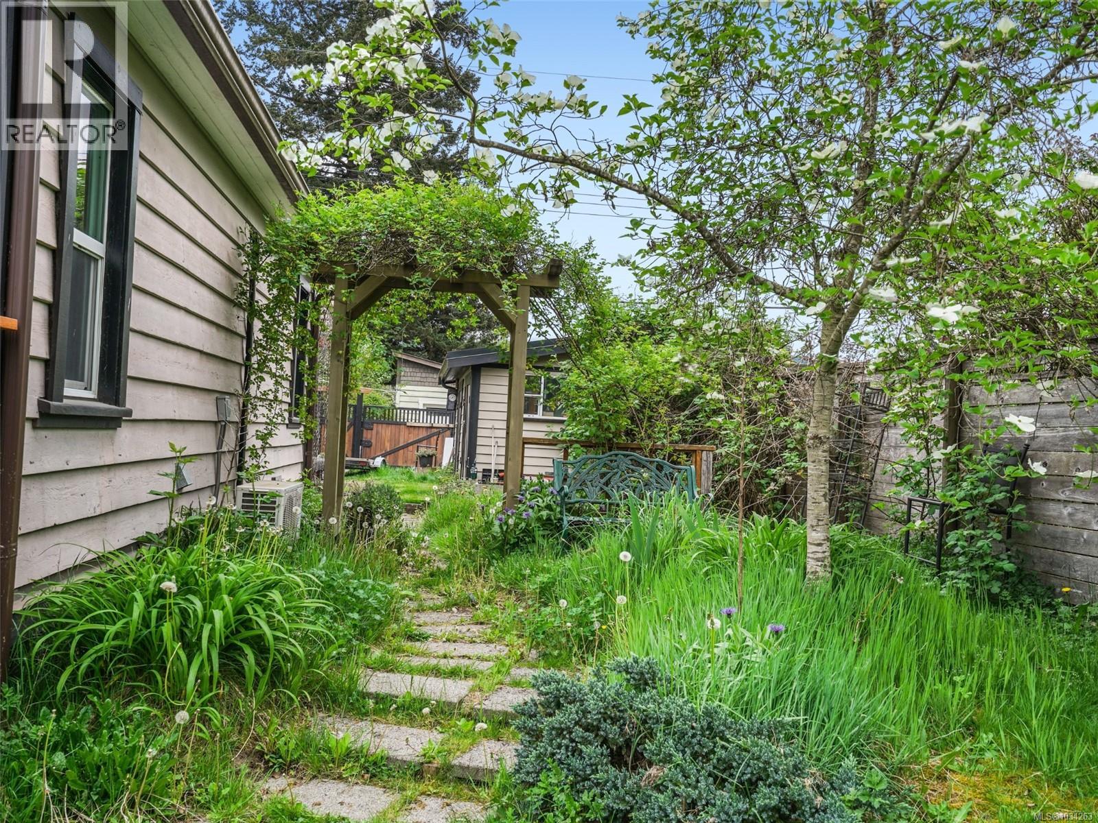 6829 First St - 16