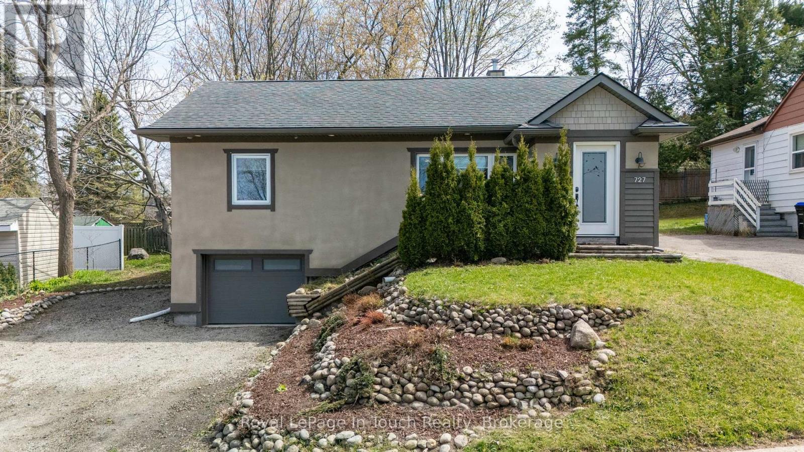 727 VICTORIA STREET - 2