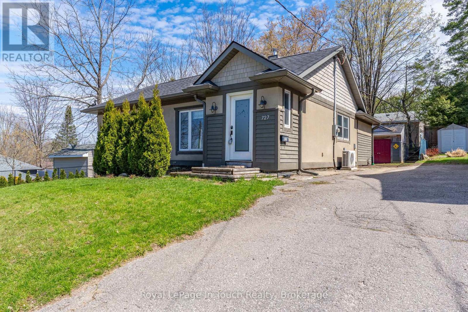 727 VICTORIA STREET - 3