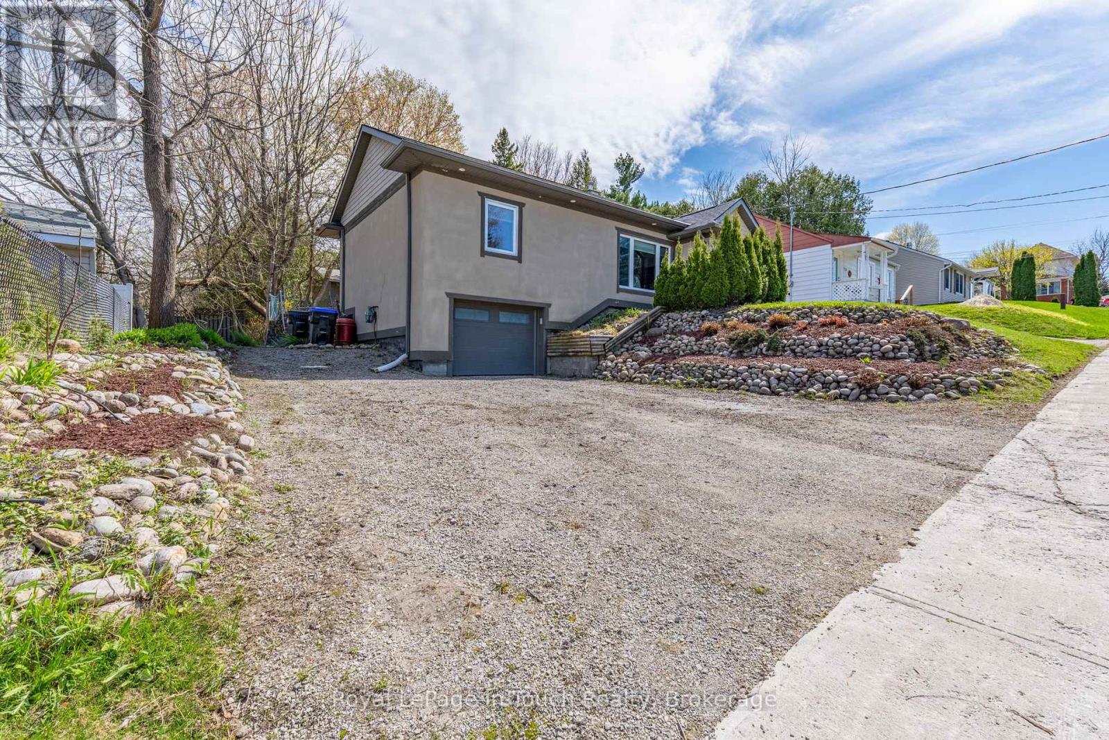 727 VICTORIA STREET - 34