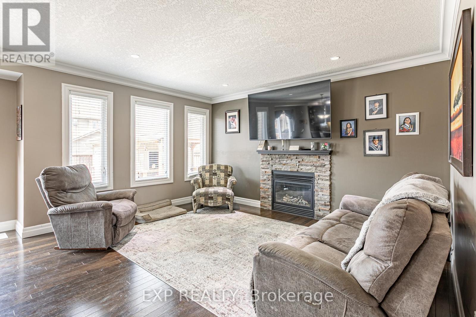 8 OLIVER CRESCENT - 7