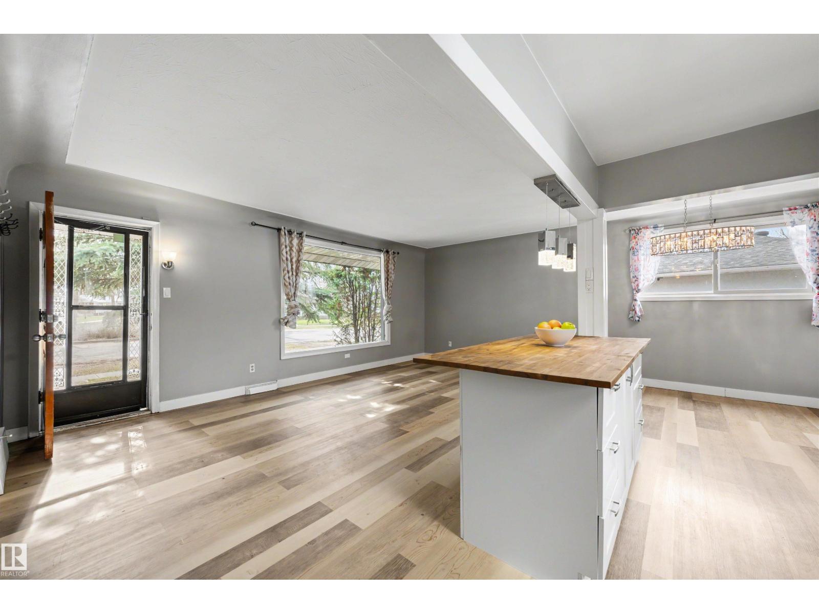 12423 135 ST NW - 8