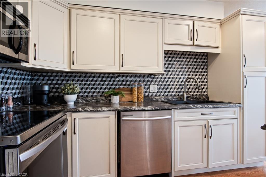 638 WINDFLOWER Crescent, Kitchener, Ontario, N2E3S9 — Photo 3