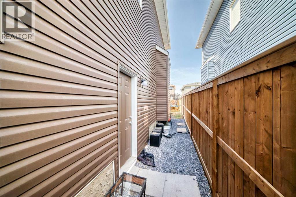 2004 Ravensdun Crescent SE - 44