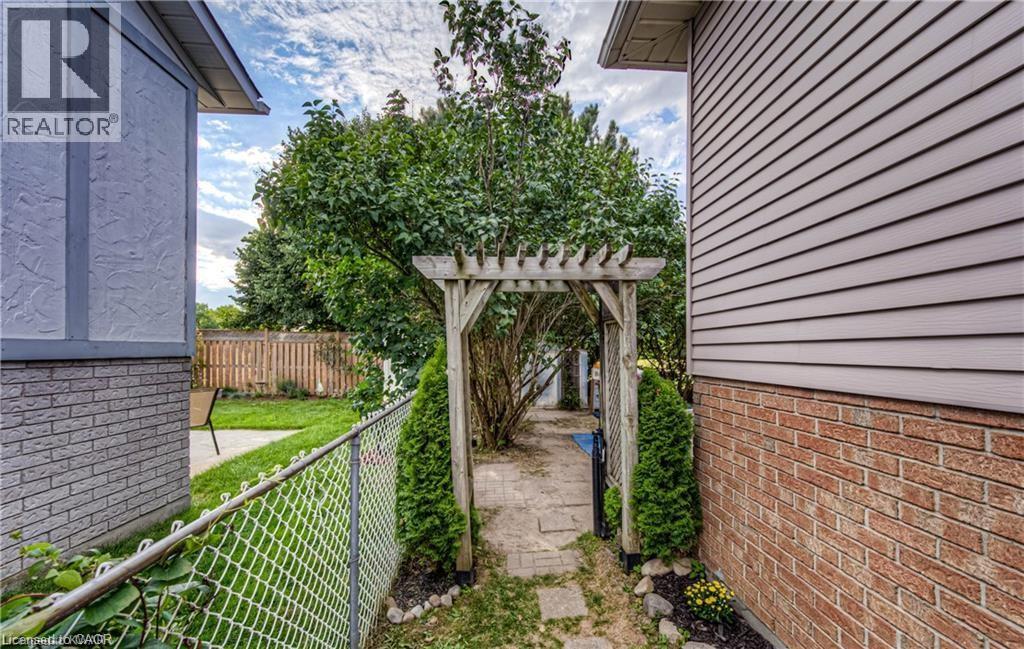 483 KINGSCOURT Drive Unit# A, Waterloo, Ontario, N2K2X9 — Photo 5