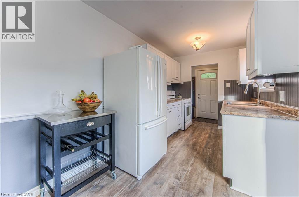 483 KINGSCOURT Drive Unit# A, Waterloo, Ontario, N2K2X9 — Photo 6