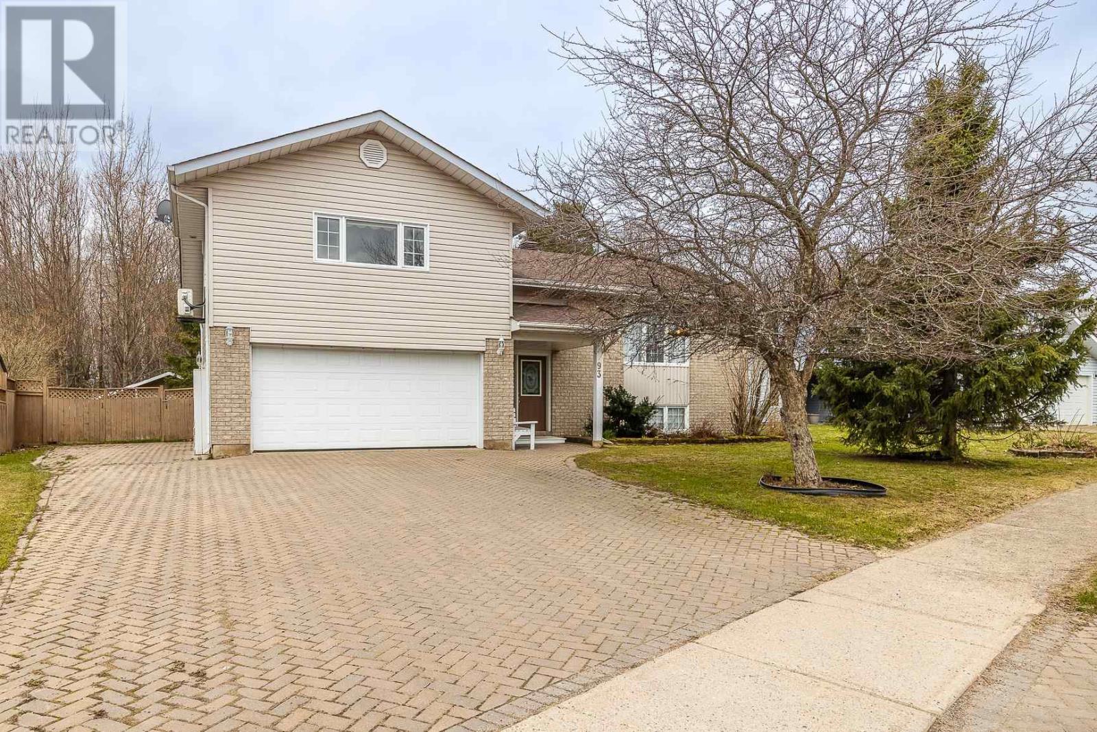 93 Queensgate BLVD, Sault Ste. Marie, Ontario, P6A6Y4 — Photo 2