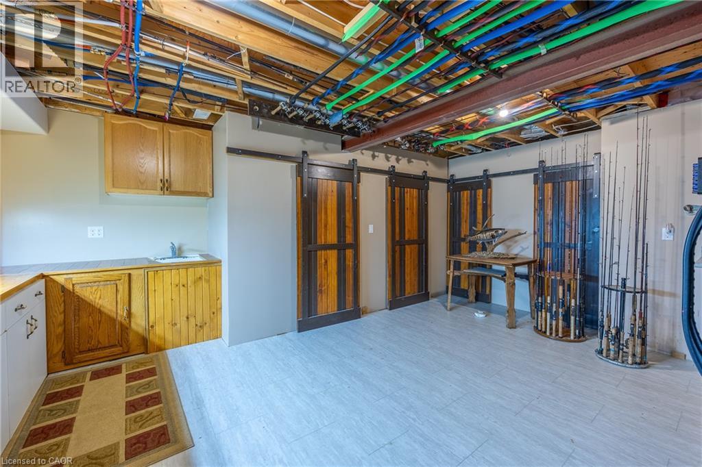 63 UPPER CANADA Drive - 29