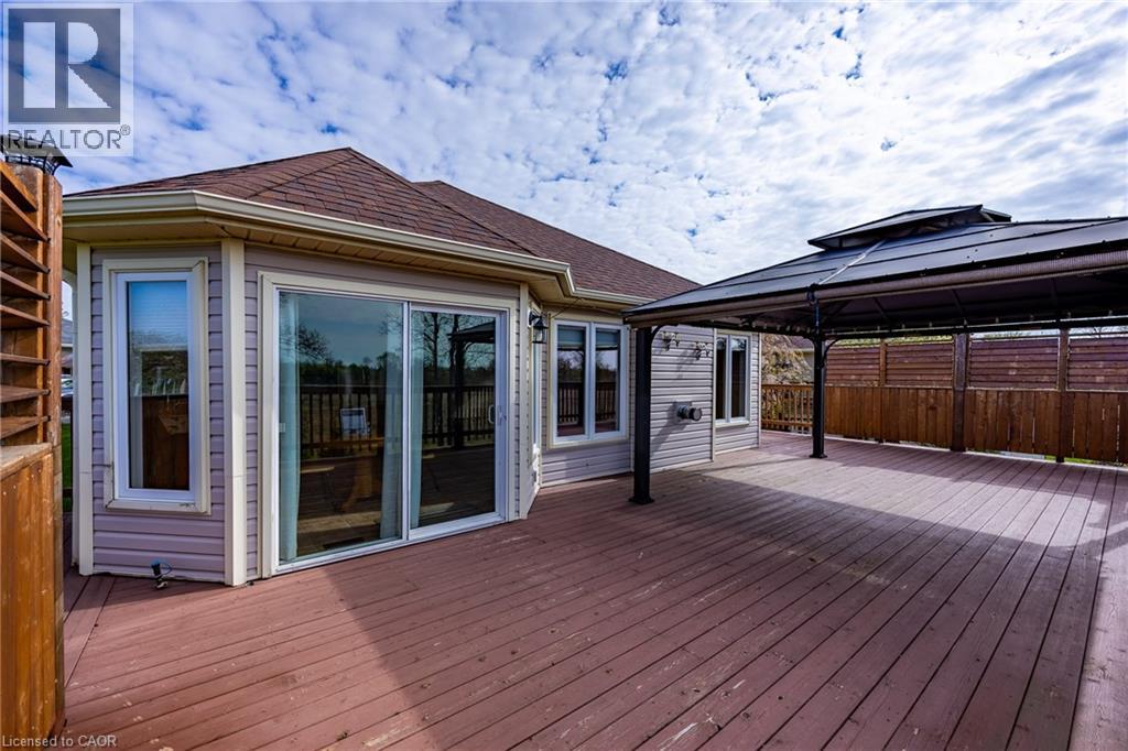 63 UPPER CANADA Drive - 34