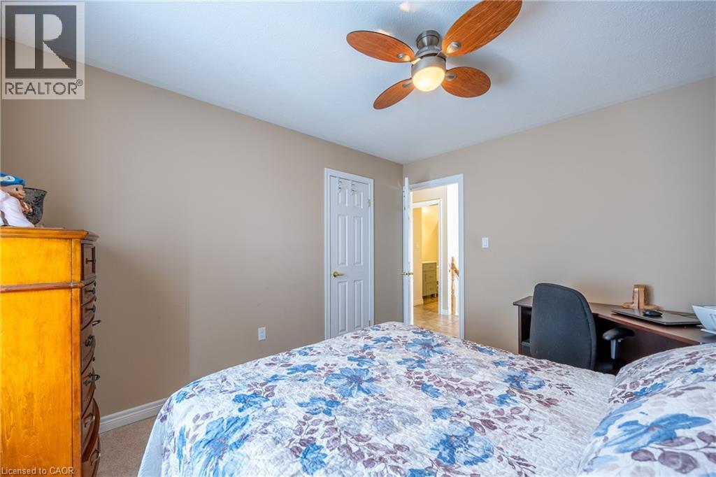 63 UPPER CANADA Drive - 19