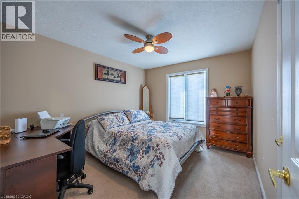 63 UPPER CANADA Drive - 18