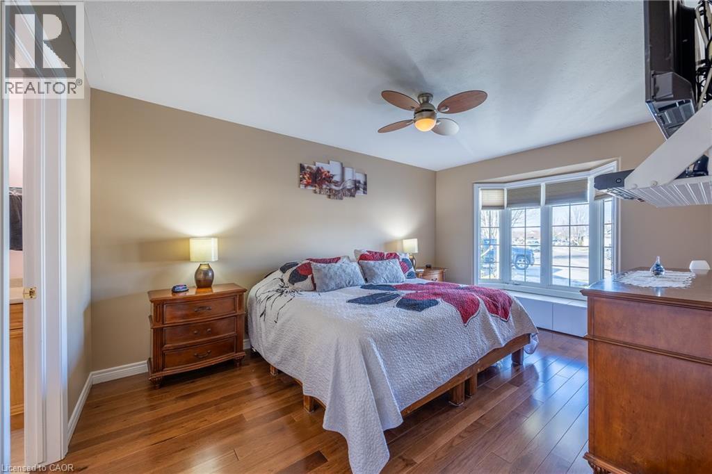 63 UPPER CANADA Drive - 12