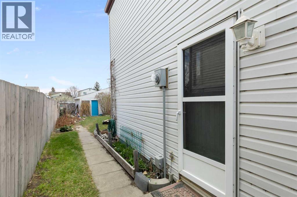 84 Abingdon Crescent NE - 36