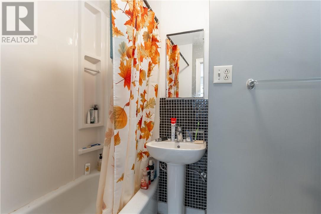 682 Connaught Avenue - 17