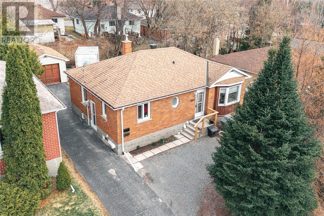 682 Connaught Avenue - 19