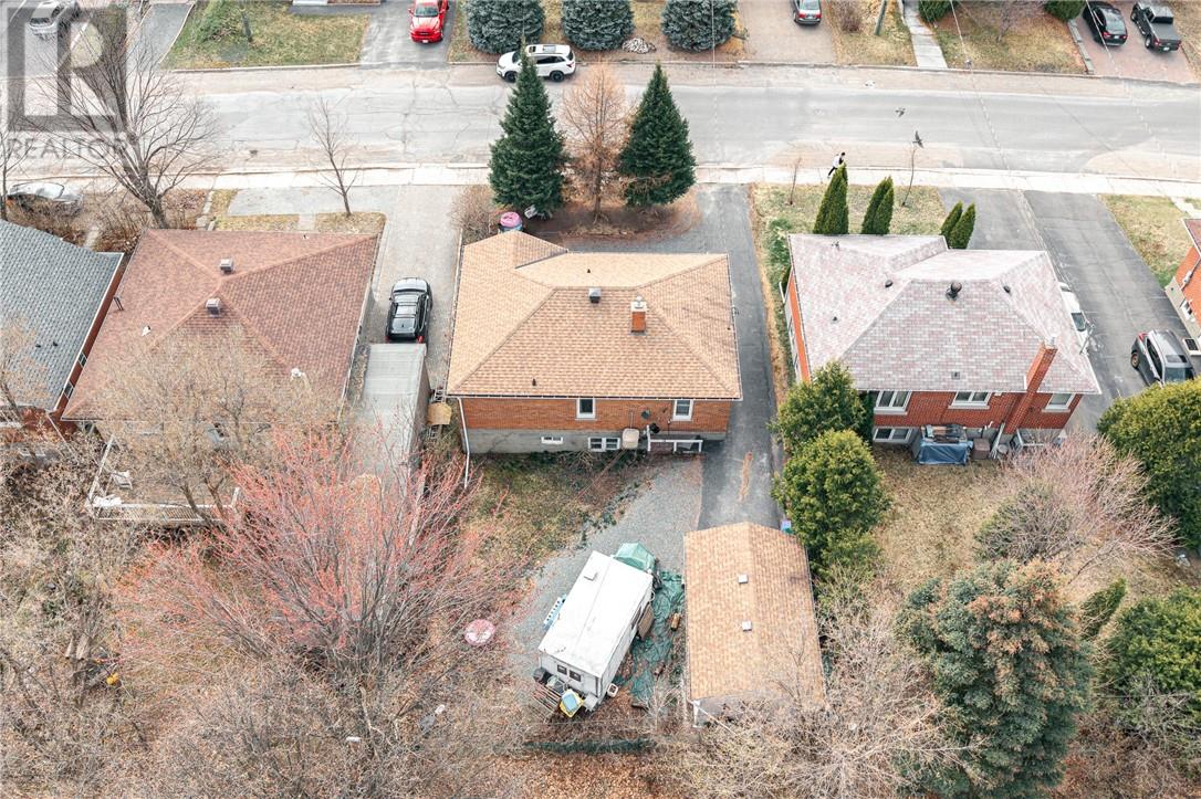 682 Connaught Avenue - 20