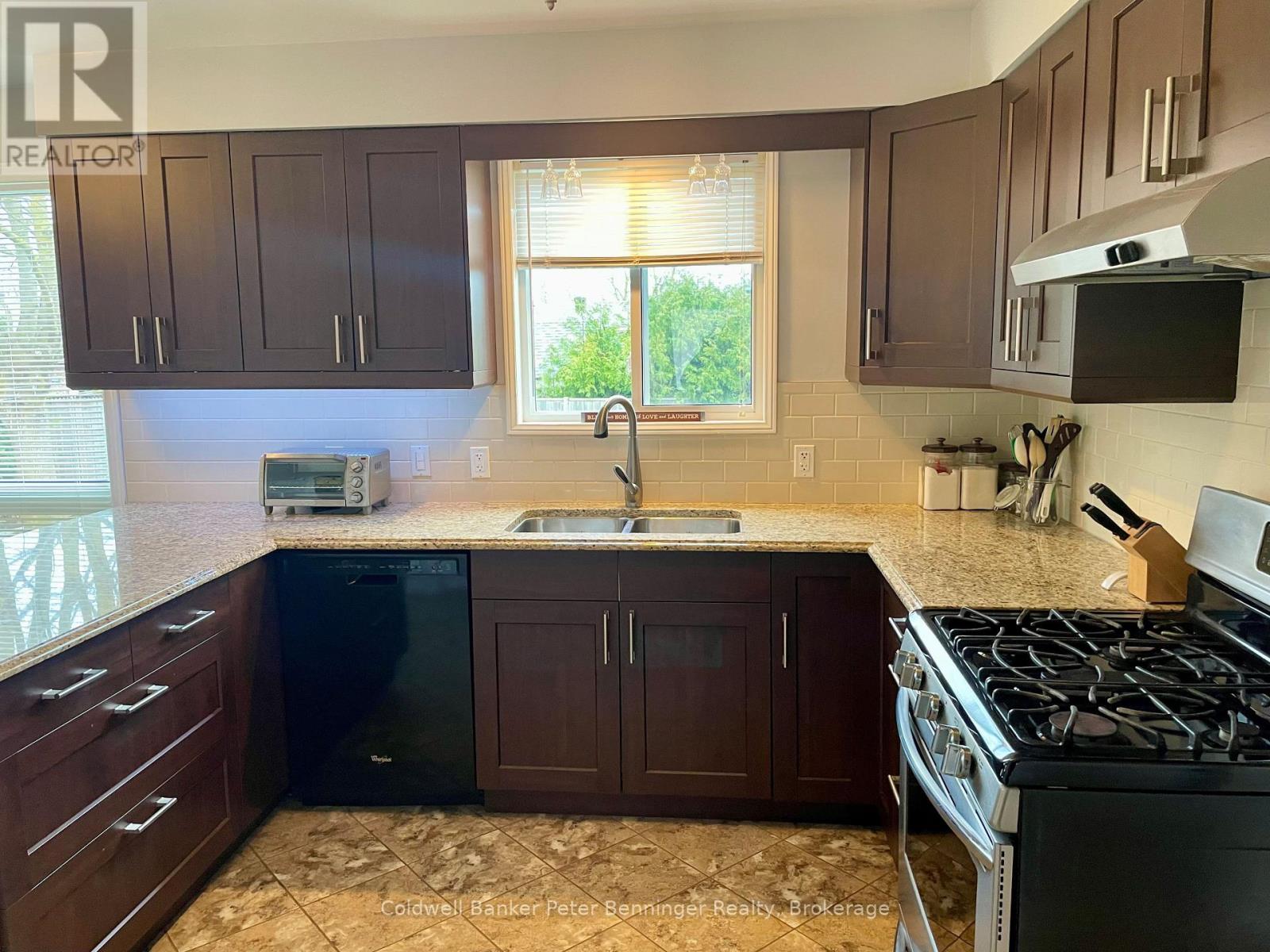 1038 WELLINGTON STREET - 7