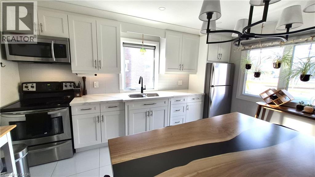 129 MOORE Avenue S, Waterloo, Ontario, N2J1X4 — Photo 4