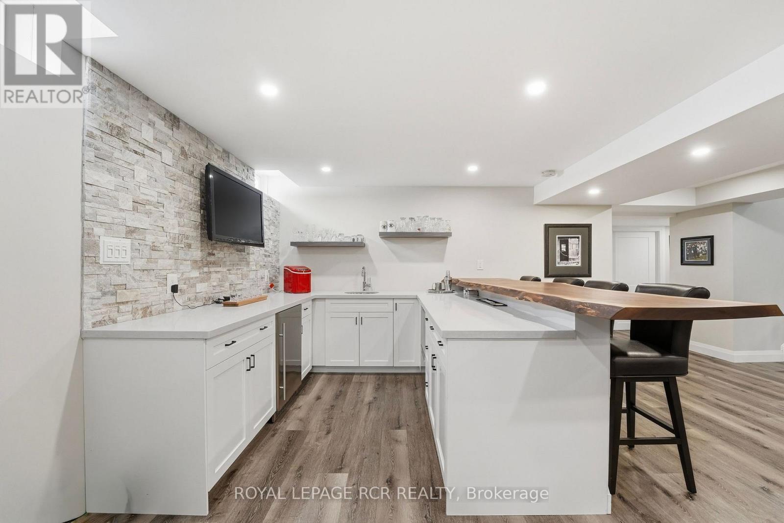 #107 16 BONNELL CRESCENT - 26