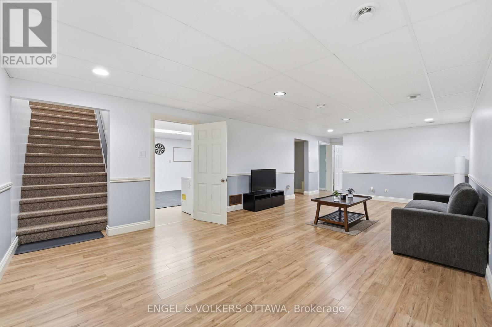 27 IVY AVENUE - 30